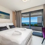 Helena Villa *